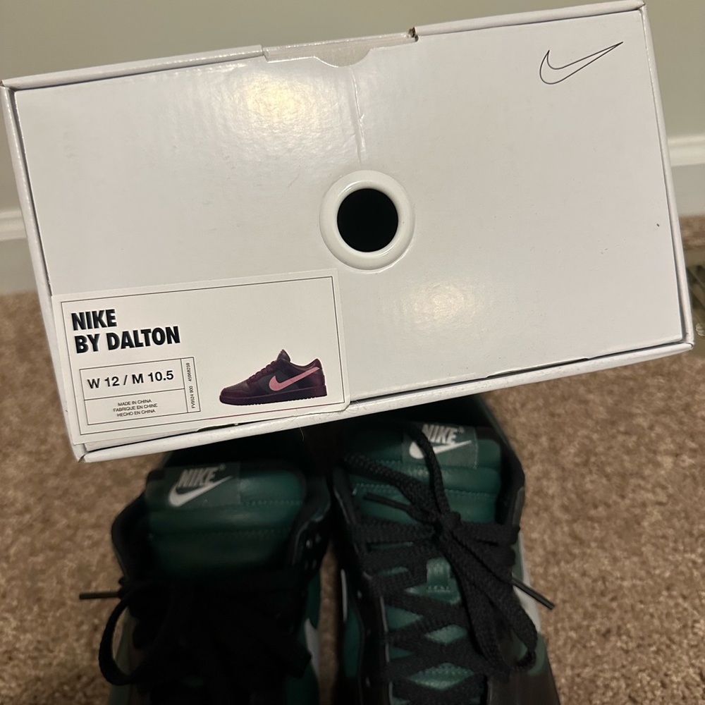 Nike Men's Custom Black and Green Dunk Low Sneakers - Picture 9 of 9